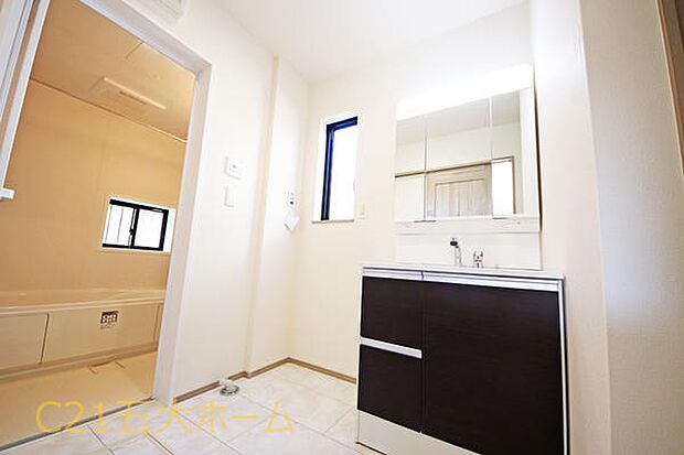 朝の身支度も楽々の三面化粧台は鏡裏にも収納があり、小物などをしまえてすっきりとした状態を保てます。