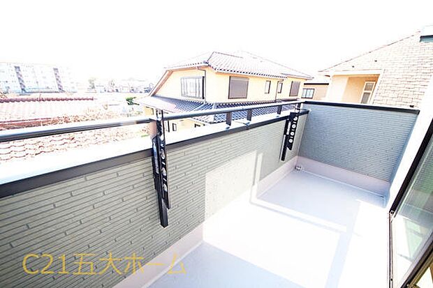 陽射しの十分当たるバルコニーでお布団や洗濯物もすぐに乾きそうです。