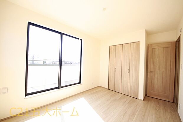 バルコニーへ出られるので開放感があります。気分転換に外の風を感じて気持ちもリフレッシュできますね☆