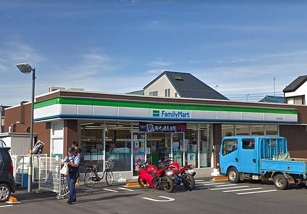 ファミリーマート松戸栄町店まで585m、24時間営業のコンビニエンスストアは早朝や深夜でも気軽に立ち寄れて大変便利です。