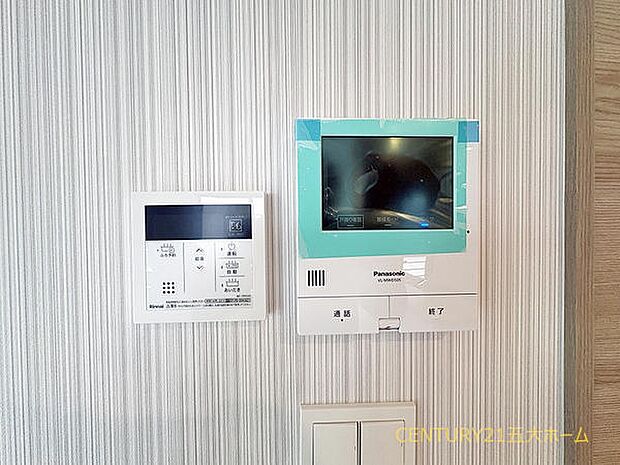 **顔が見えて安心のモニター付きインターホン!**防犯性を高め、突然の来客時や留守中の訪問にも落ち着いて対応できます。