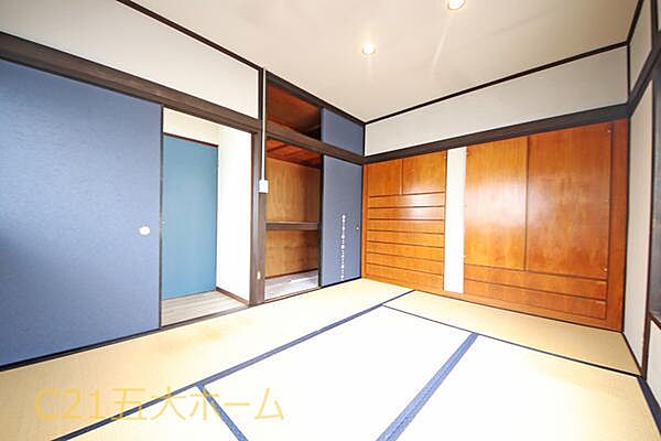 大容量の押入れがついているので、かさばりやすいシーズン物の衣類や布団をしまうのに大変重宝します。