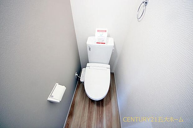 清潔感あふれる快適なトイレ空間。落ち着いた内装デザインで、毎日を気持ちよくスタートすることができます。