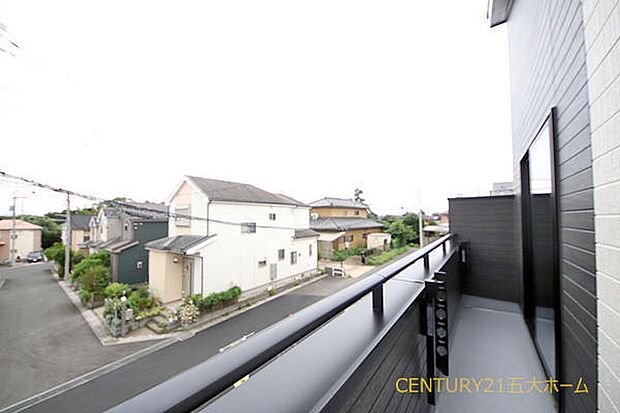 陽差しが心地よく注ぐバルコニー!洗濯物もすっきり乾き爽やかな風を感じながら過ごせます。(A号棟)