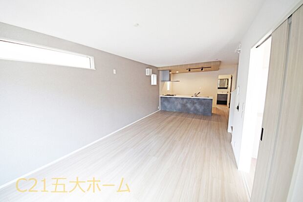 オシャレなアクセントクロスはお部屋に温かみを感じさせてくれます♪家族みんなが集まるくつろぎの空間です♪(1号棟)