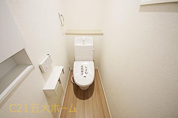 清潔な空間が印象的なトイレは1階・2階ともに温水洗浄便座です。オールシーズン関係なく暖かい便座で快適に過ごせます♪(1号棟)