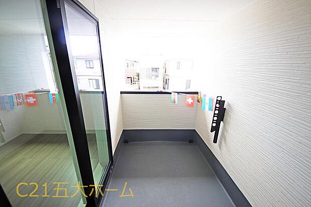 十分なスペースを確保したバルコニー。お洗濯物やお布団もたっぷり干せて作業がはかどります。(1号棟)