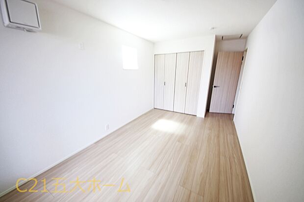 広々としたクローゼットでお洋服の整頓もラクラク♪身の回りの整理がしやすいです。(1号棟)
