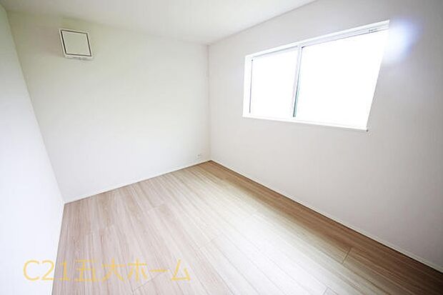 お部屋には程よく採光が入り、過ごしやすい居住空間です。窓を開放すると自然換気が可能で、清潔感も保ちやすいです!(1号棟)