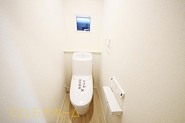 清潔な空間が印象的なトイレは1階・2階ともに温水洗浄便座です。オールシーズン関係なく暖かい便座で快適に過ごせます♪
