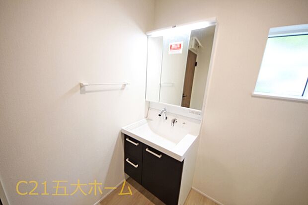 朝の身支度も楽々の三面化粧台は鏡裏にも収納があり、小物などをしまえてすっきりとした状態を保てます。