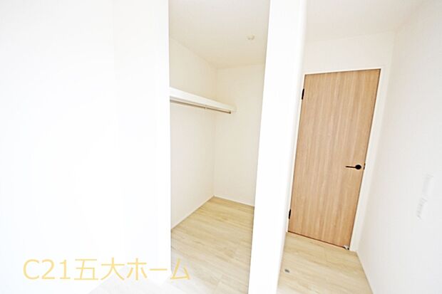衣類をウォークインクローゼットに集約しておけば衣替えが要らないので季節の変わり目も重宝します☆