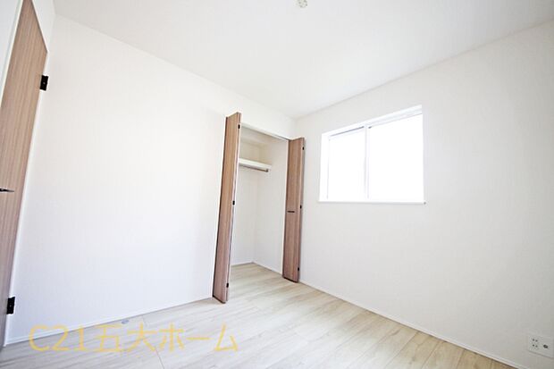 広々としたクローゼットでお洋服の整頓もラクラク♪身の回りの整理がしやすいです。
