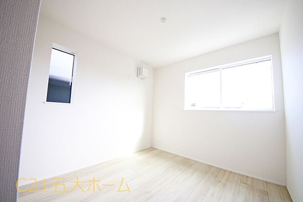 お部屋には程よく採光が入り、過ごしやすい居住空間です。窓を開放すると自然換気が可能で、清潔感も保ちやすいです♪