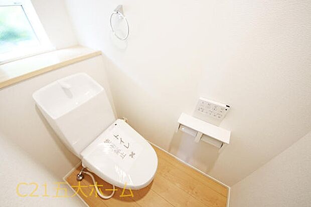 清潔な空間が印象的なトイレは1階・2階ともに温水洗浄便座です。オールシーズン関係なく暖かい便座で快適に過ごせます♪