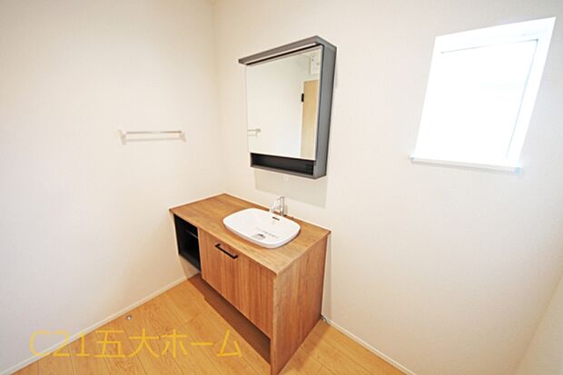 収納力に優れ、見た目もスッキリな洗面化粧台。身支度を整えるのにも便利です。