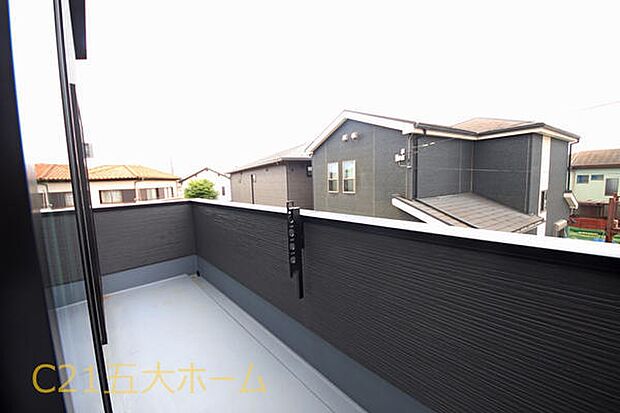陽射しの十分当たるバルコニーでお布団や洗濯物もすぐに乾きそうです。