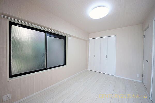 白い壁紙と木目が美しい床のお部屋は明るく落ち着いた雰囲気の印象です。どんな色の家具でも合いますので自分好みの素敵なお部屋にカスタマイズできますね☆
