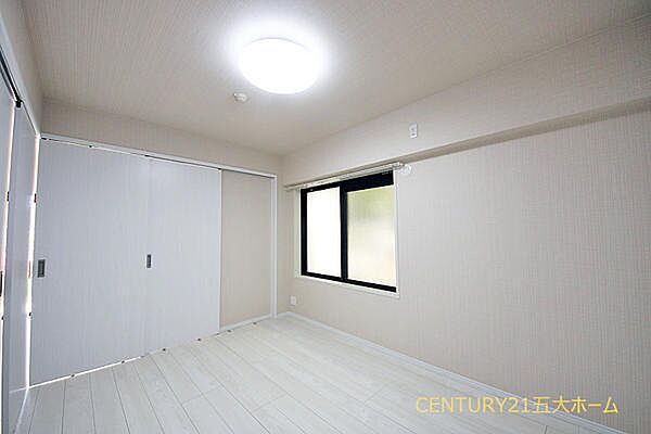 お部屋には程よく採光が入り、過ごしやすい居住空間です。窓を開放すると自然換気が可能で、清潔感も保ちやすいです。
