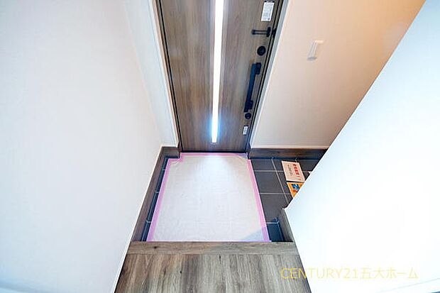 シューズインクローゼットは、雨で濡れた靴やコートをその場で脱いで乾かすのにも重宝します。玄関に放置したり家の中に持ち込んだりしなくて済むので、玄関も室内も汚れることなくスッキリします♪