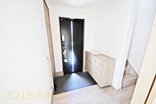 玄関には家族みんなの靴を収納できるシューズボックス付き!飾り棚としても演出できて、季節のインテリアやご家族の写真を飾るのも素敵ですね☆