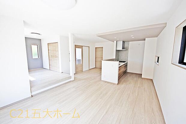 リビングの一角に小上がりを設けております。お子様の遊びスペースなど多目的に活用いただけます♪