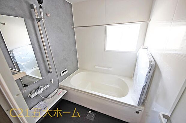 窓付きのお風呂は外気を入れながら入浴ができて気持ち良いですね♪入浴後やお掃除の際に窓を開けることで浴室内をカラリと乾燥できてカビ対策にもなります!
