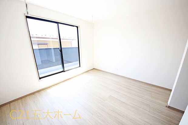 バルコニーへ出られるので開放感があります。気分転換に外の風を感じて気持ちもリフレッシュできますね☆