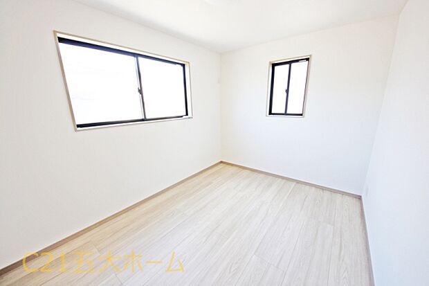 お部屋には程よく採光が入り、過ごしやすい居住空間です。窓を開放すると自然換気が可能で、清潔感も保ちやすいです♪