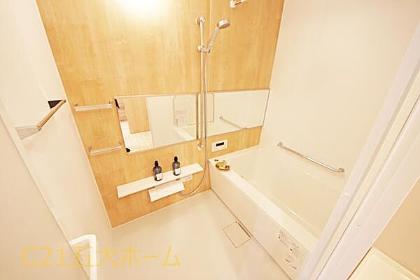 落ち着いた雰囲気のシステムバスで1日の疲れを癒します。機能的な浴室は日々のお手入れも楽々です♪