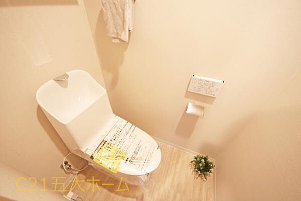 トイレは毎日頻繁に利用する場所だからこそ、快適に使っていただけるよう機能的な温水洗浄便座を採用しています。