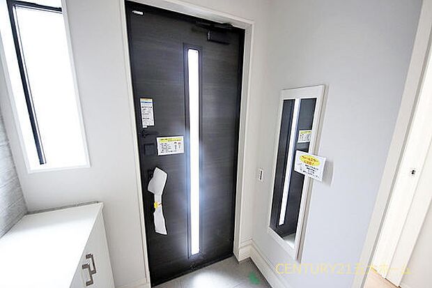 収納力のあるシューズボックス付きの玄関。家族の靴をすっきり収め、いつでも綺麗な空間でお迎えできます。