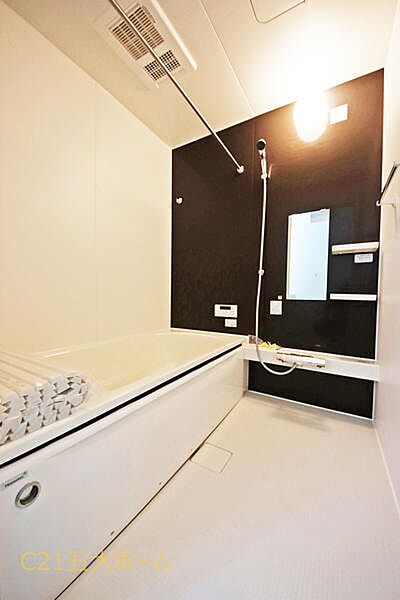 落ち着いた雰囲気のシステムバスで1日の疲れを癒します。機能的な浴室は日々のお手入れも楽々です！