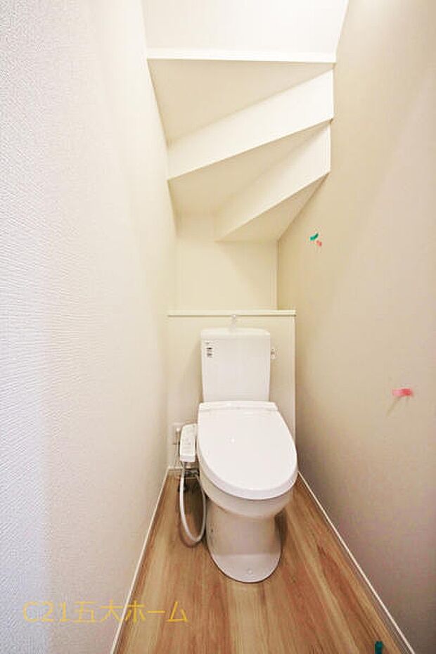 清潔な空間が印象的なトイレは1階・2階ともに温水洗浄便座です。オールシーズン関係なく暖かい便座で快適に過ごせます。