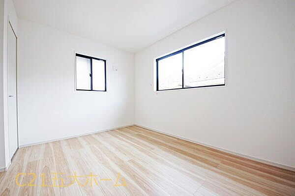 お部屋には程よく採光が入り、過ごしやすい居住空間です。窓を開放すると自然換気が可能で、清潔感も保ちやすいです。