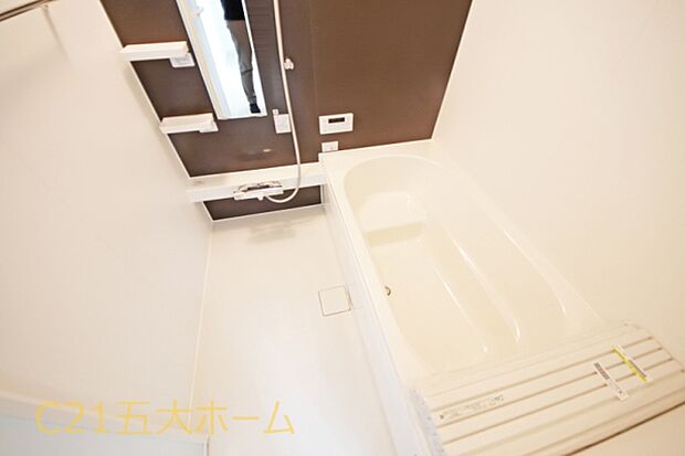 落ち着いた雰囲気のシステムバスで、1日の疲れを癒します。機能的な浴室は日々のお手入れも楽々です♪(1号棟)