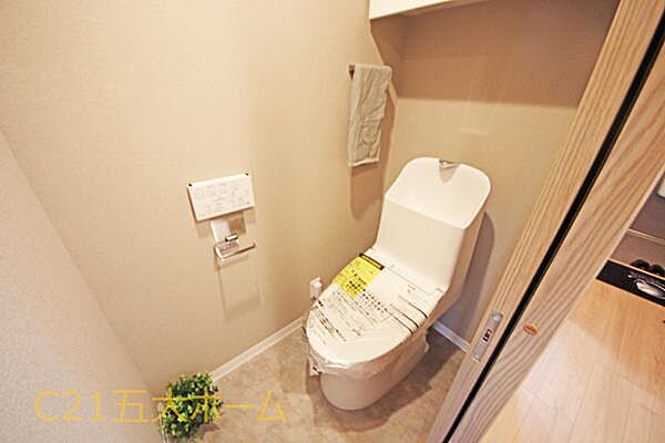 清潔な空間が印象的なトイレは1階・2階ともに温水洗浄便座です。オールシーズン関係なく暖かい便座で快適に過ごせます♪