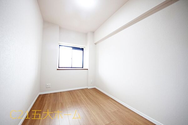 お部屋には程よく採光が入り、過ごしやすい居住空間です。窓を開放すると自然換気が可能で清潔感も保ちやすいです♪