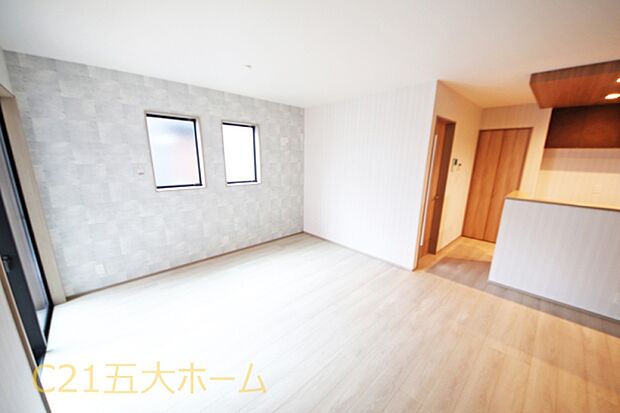 家族が顔を合わせる機会が自然と増えるリビング階段。収納も備えており、日々の暮らしに便利な使いやすいリビングです。