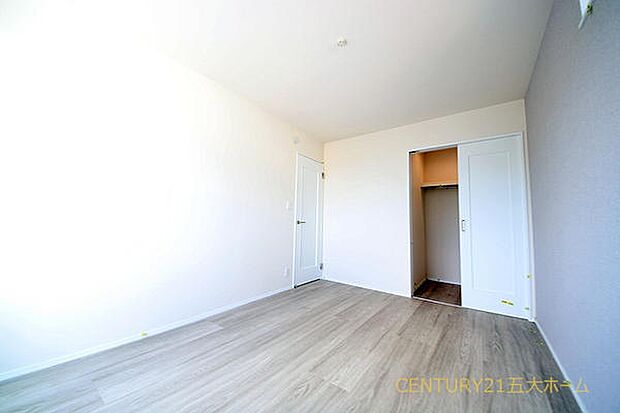 たっぷりしまえるウォークインクローゼットで部屋がすっきり片付きます。お洋服だけでなく、季節物の家電や思い出の品も1か所にまとめて綺麗に収納。
