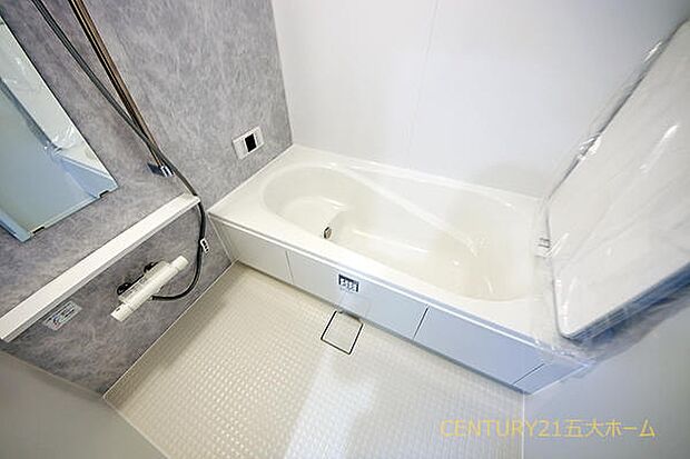 一日の疲れを優しく癒やす快適なバスルーム!足を伸ばしてゆったり浸かれる浴室でリフレッシュの時間を味わえます。