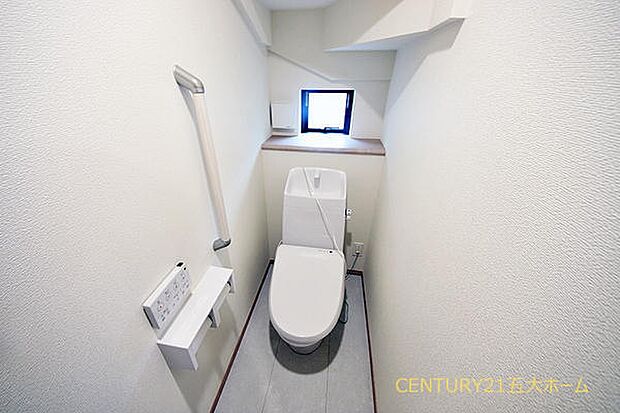 節水性と快適性を兼ね備えた洗練のトイレ空間!温水洗浄機能や便利な操作パネルで毎日の使用を心地よく支えます。