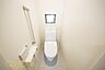 トイレ：清潔な空間が印象的なトイレは1階・2階ともに温水洗浄便座です。オールシーズン関係なく暖かい便座で快適に過ごせます♪