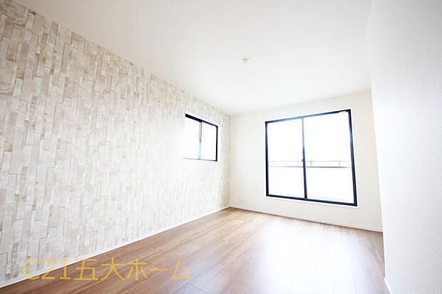 柔らかい陽光が差し込み、明るいお部屋を演出してくれます。採光の取れる窓が気持ちの良いお部屋を創り上げます♪(A号棟)