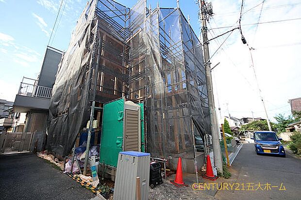 小金小学校徒歩7分 ・小金南中学校徒歩5分の近さと、荷物が増えても安心の小屋裏収納付き。撮影日:26/8/7