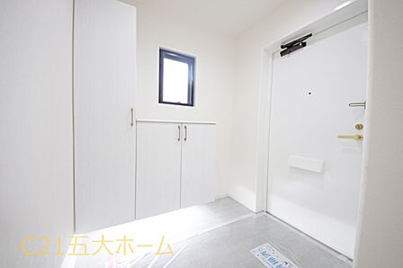 白を基調とした明るい色合いの玄関。シューズボックスには家族全員の靴をスッキリと収納できます!