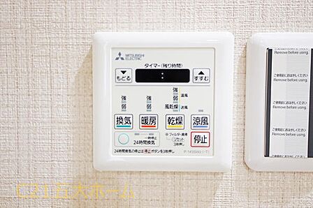 雨の続く季節にもお洗濯物をしっかり乾かせる浴室乾燥機付き。