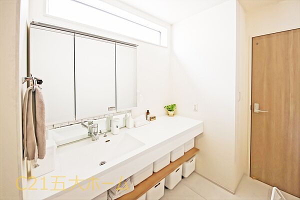 十分な大きさの三面洗面台で、身だしなみチェックや歯磨きなど、朝の慌ただしい時間でもゆとりを感じていただけます。