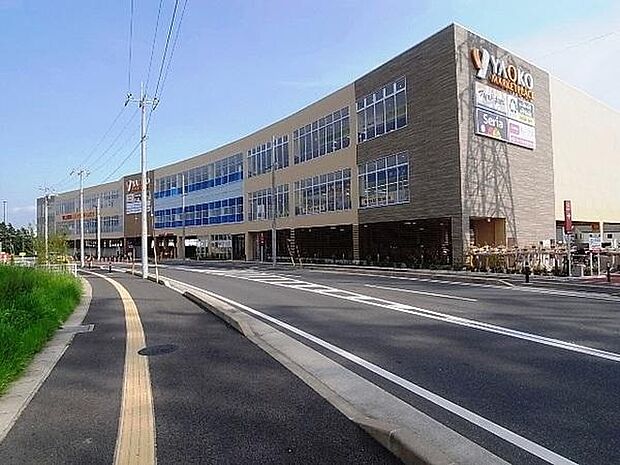 ヤオコー柏高柳駅前店まで690m