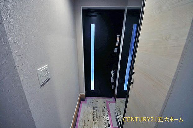 住まいの顔となるすっきりとした玄関空間。大容量の靴収納で散らかりにくく、来客時も気持ちよく迎えられます。